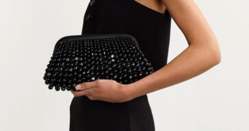 Eine elegante schwarze Damen Abendtasche mit Perlenoptik, passend für besondere Anlässe.