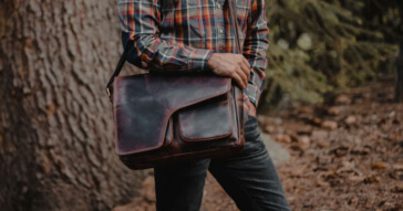 Eine braune Herren Umhängetasche aus Leder, ideal für den Outdoor-Look.